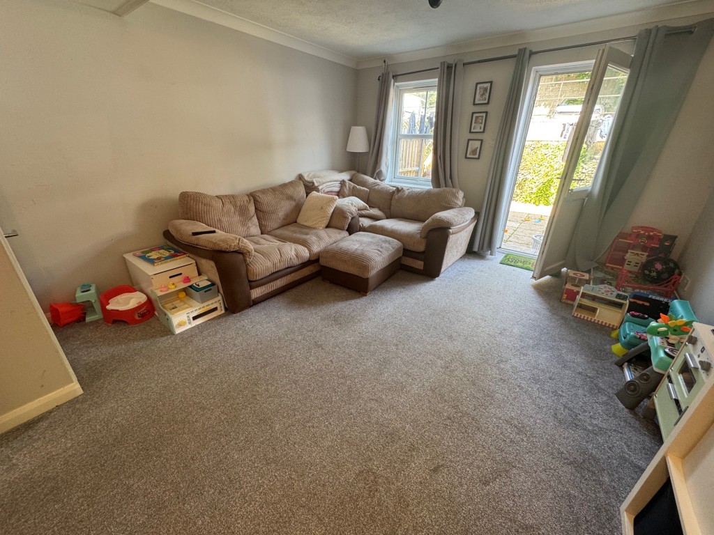 Lot: 8 - MODERN FREEHOLD TWO-BEDROOM TERRACE HOUSE FOR INVESTMENT - Living room